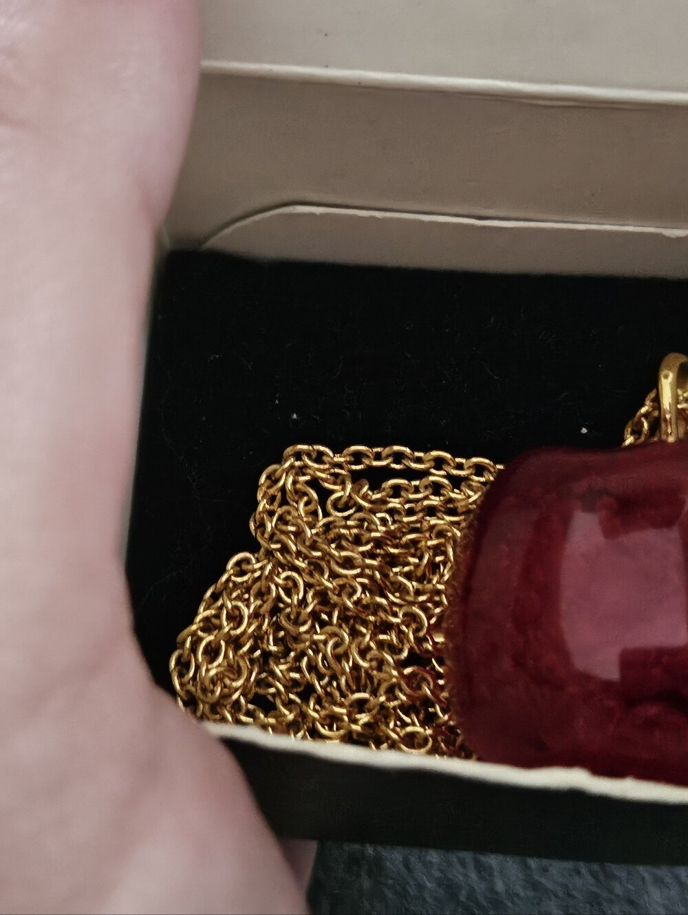 Vintage 1995 Avon Elegant Apple Pendant Necklace Red Lucite Gold Tone Box Signed - Picture 8 of 9